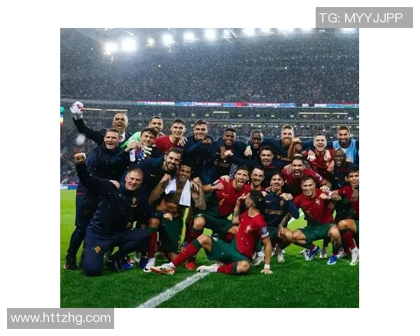 揭秘足球球星赛场之外的日常生活趣事与温情瞬间 揭秘足球球星赛场之外的日常生活趣事与温情瞬间